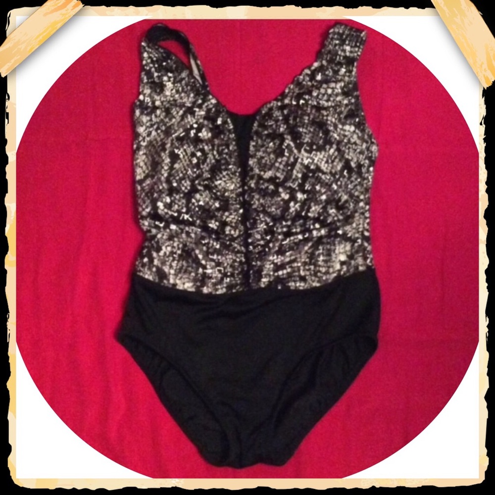 Georgeous 1 piece swim suit